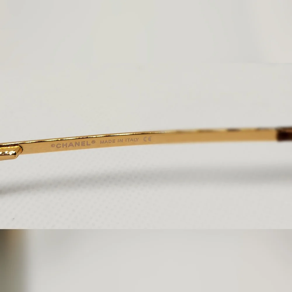 Chanel Sunglasses in pristine condition, exhibiting no blemishes. Model CH4099 - Picture 3 of 13